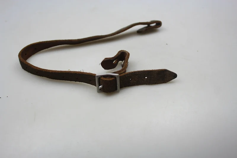 Hervorragende Reproduktion des Kinnriemens des Helms M.40/42