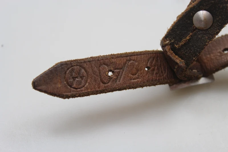 Hervorragende Reproduktion des Kinnriemens des Helms M.40/42