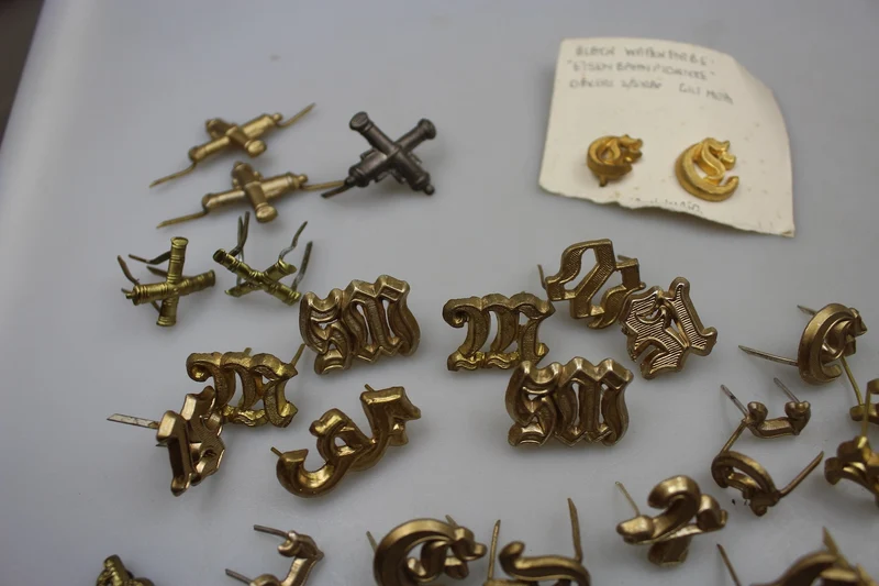 44 Stück – Reproduktionen von Monogrammen und Nummern für WH-Schulterpolster aus dem Zweiten Weltkrieg
