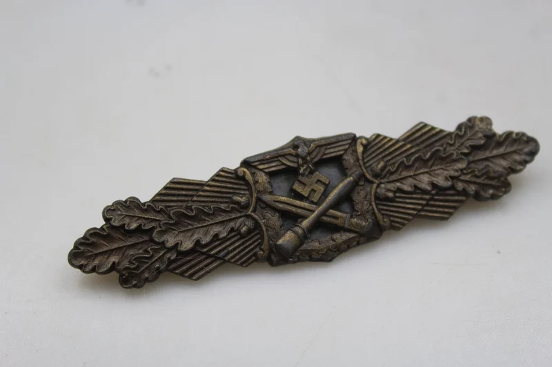 Bronzene Nahakampfspange aus dem Zweiten Weltkrieg