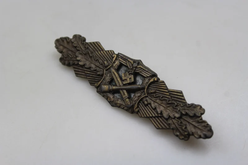 Bronzene Nahakampfspange aus dem Zweiten Weltkrieg
