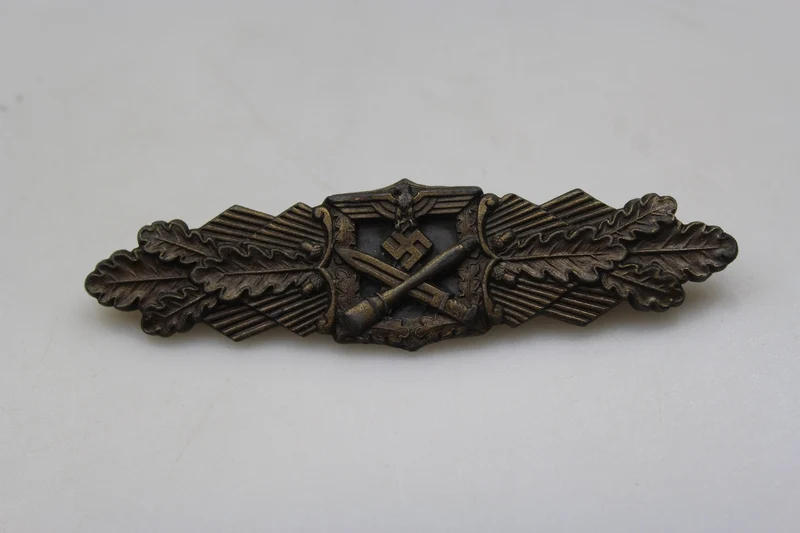 Bronzene Nahakampfspange aus dem Zweiten Weltkrieg
