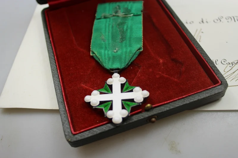 Set: Kreuz, Schatulle und Urkunde des Ordens der Heiligen Mauritius und Lazarus