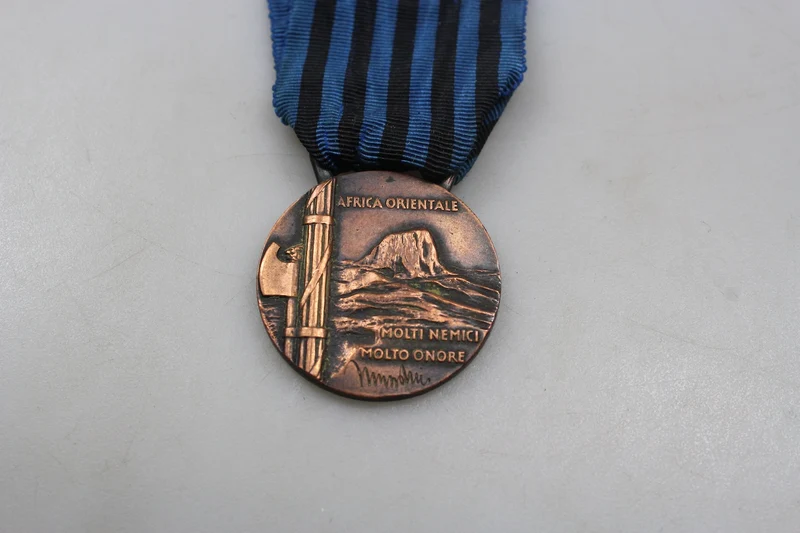 AOI-Medaille, „Viele Feinde, viel Ehre“
