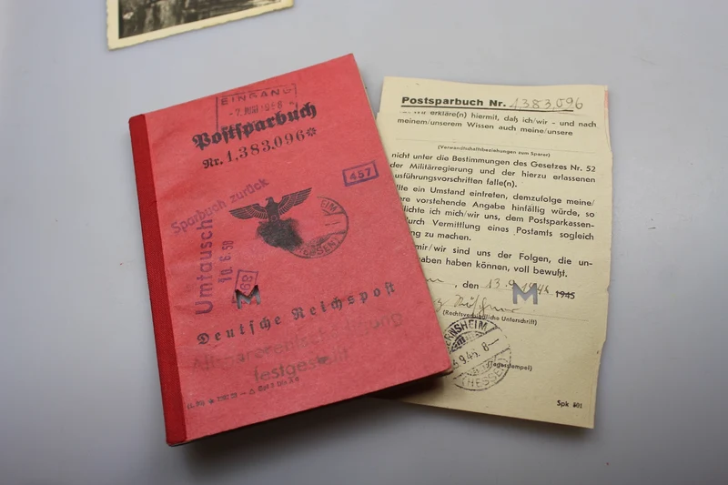 Postsparbuch mit anderen Dokumenten aus dem Zweiten Weltkrieg