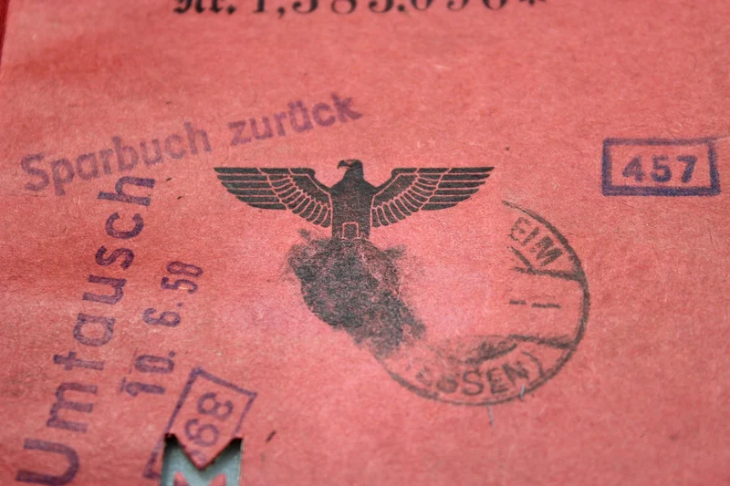 Postsparbuch mit anderen Dokumenten aus dem Zweiten Weltkrieg