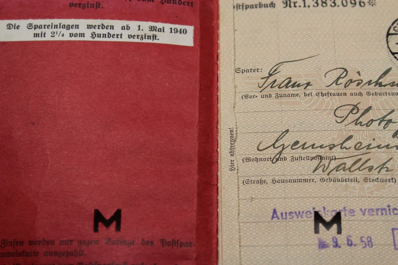 Postsparbuch mit anderen Dokumenten aus dem Zweiten Weltkrieg