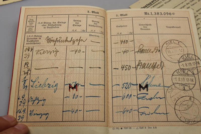 Postsparbuch mit anderen Dokumenten aus dem Zweiten Weltkrieg