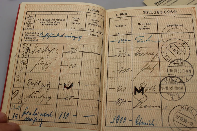 Postsparbuch mit anderen Dokumenten aus dem Zweiten Weltkrieg