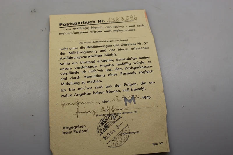 Postsparbuch mit anderen Dokumenten aus dem Zweiten Weltkrieg