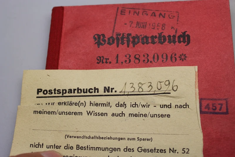 Postsparbuch mit anderen Dokumenten aus dem Zweiten Weltkrieg