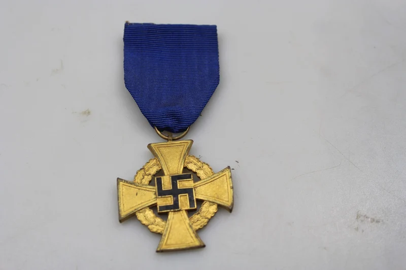 Kreuz – 40 Jahre treuer Dienst im Zweiten Weltkrieg