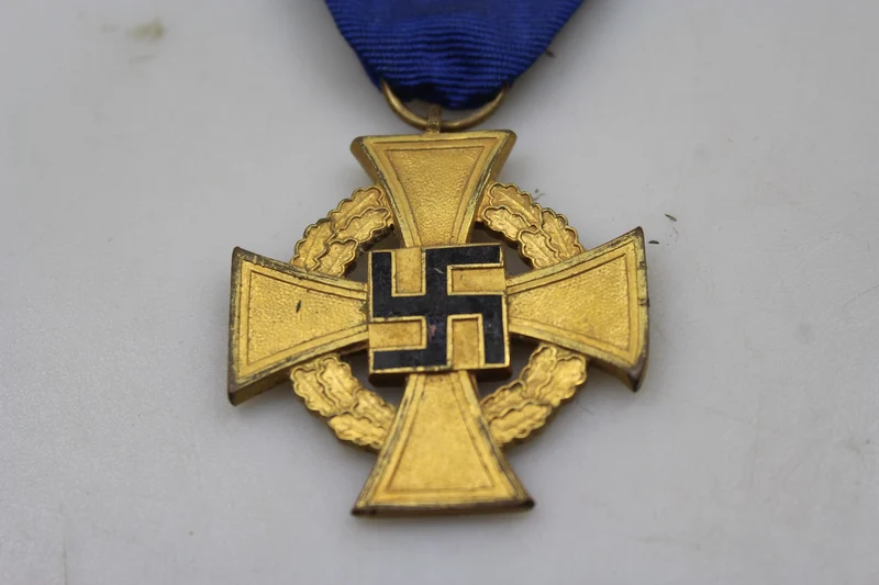 Kreuz – 40 Jahre treuer Dienst im Zweiten Weltkrieg
