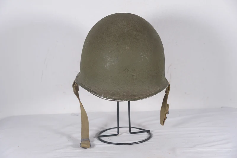 US-Army-Helm M.1 „Schlueter“ aus dem Zweiten Weltkrieg, mit beweglichen Haken und Innenfutter.