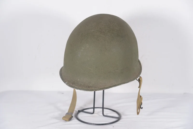 US-Army-Helm M.1 „Schlueter“ aus dem Zweiten Weltkrieg, mit beweglichen Haken und Innenfutter.
