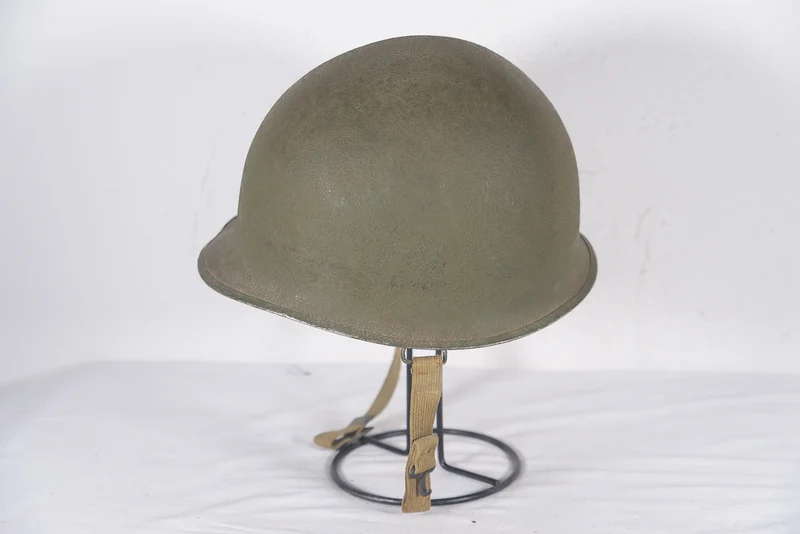 US-Army-Helm M.1 „Schlueter“ aus dem Zweiten Weltkrieg, mit beweglichen Haken und Innenfutter.