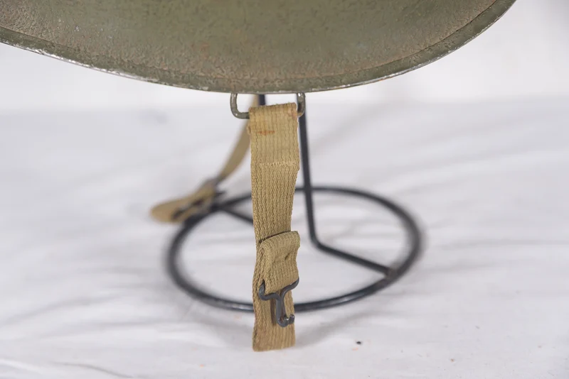 US-Army-Helm M.1 „Schlueter“ aus dem Zweiten Weltkrieg, mit beweglichen Haken und Innenfutter.