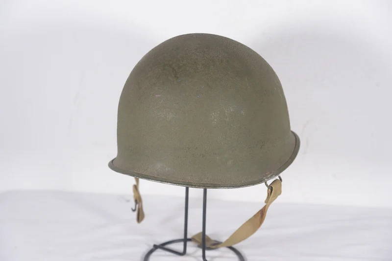 US-Army-Helm M.1 „Schlueter“ aus dem Zweiten Weltkrieg, mit beweglichen Haken und Innenfutter.