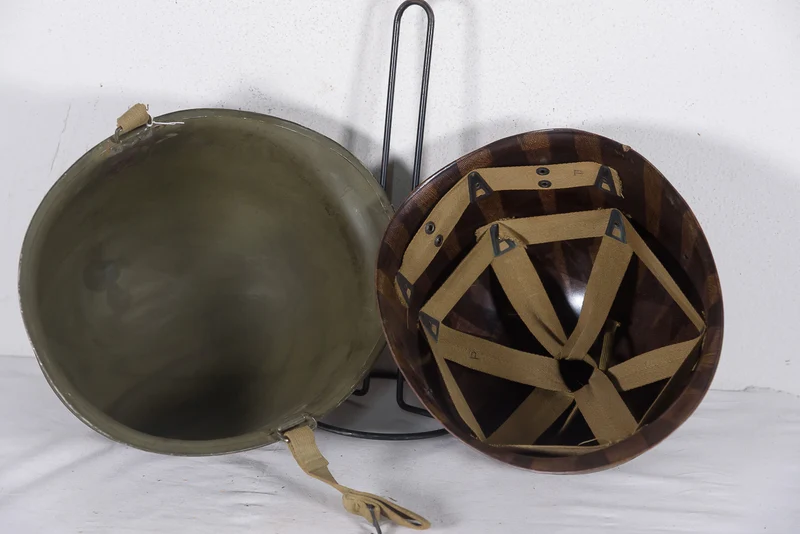 US-Army-Helm M.1 „Schlueter“ aus dem Zweiten Weltkrieg, mit beweglichen Haken und Innenfutter.