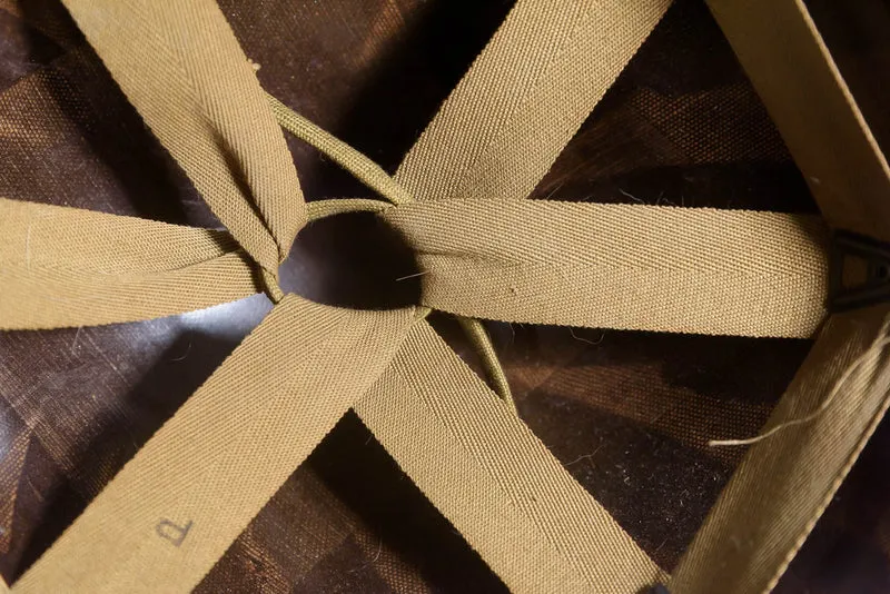 US-Army-Helm M.1 „Schlueter“ aus dem Zweiten Weltkrieg, mit beweglichen Haken und Innenfutter.
