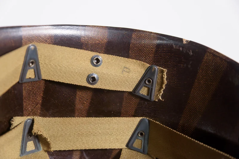 US-Army-Helm M.1 „Schlueter“ aus dem Zweiten Weltkrieg, mit beweglichen Haken und Innenfutter.