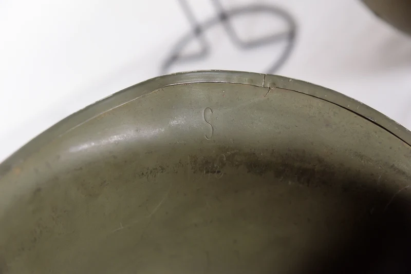 US-Army-Helm M.1 „Schlueter“ aus dem Zweiten Weltkrieg, mit beweglichen Haken und Innenfutter.