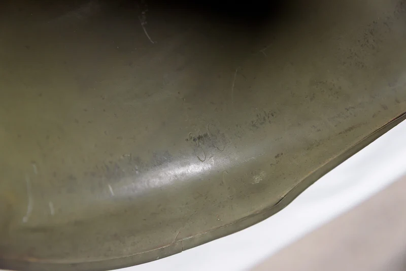 US-Army-Helm M.1 „Schlueter“ aus dem Zweiten Weltkrieg, mit beweglichen Haken und Innenfutter.