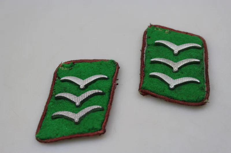 Paar Abzeichen der Flak-Felddivisionen der Luftwaffe