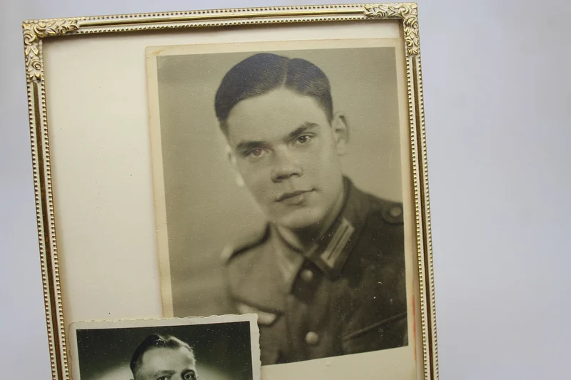Heer-Studiofoto im Rahmen eines Tisches aus dem Zweiten Weltkrieg