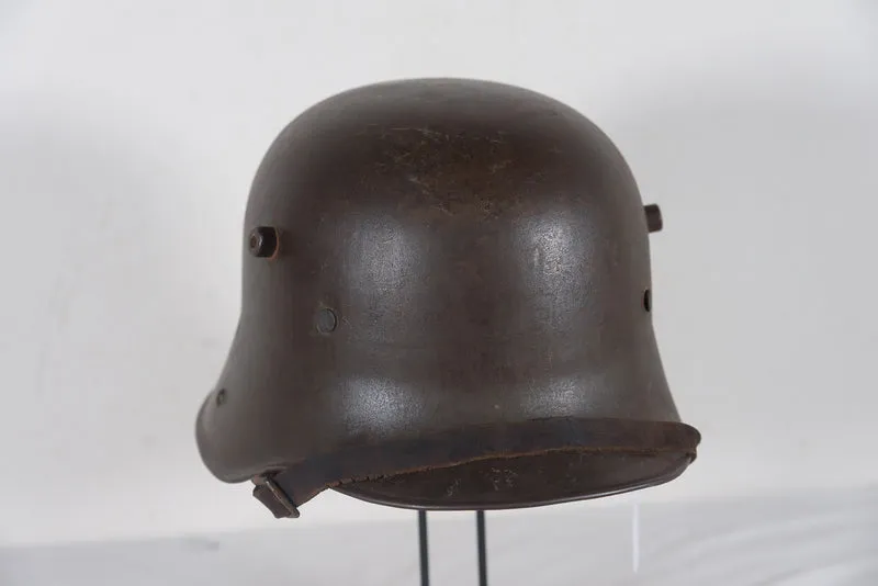 Deutscher M.16-Helm aus dem Ersten Weltkrieg