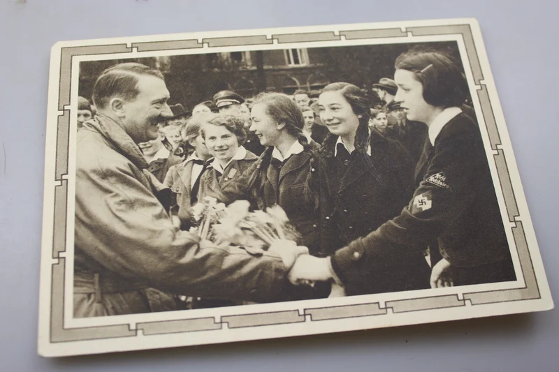 Postkarte Adolf Hitler mit BDM-Mädchen