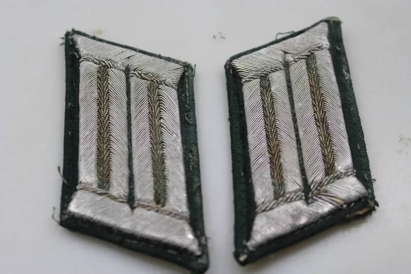 Paar Offiziersabzeichen der Infanterie des Heeres aus dem Zweiten Weltkrieg