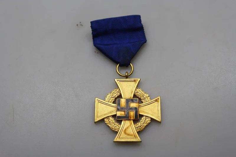 Kreuz – 40 Jahre treuer Dienst im Zweiten Weltkrieg
