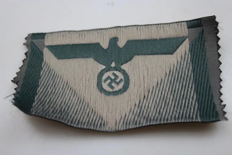 Reproduktion des M.44 Adler-Brustabzeichens der Wehrmacht aus dem Zweiten Weltkrieg