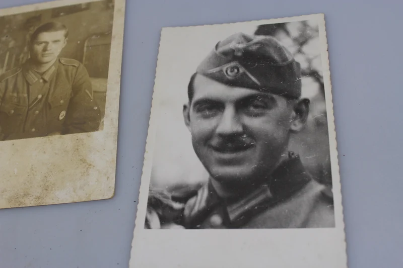 Nr. 5 Studiofoto von Heer-Soldaten, nicht in gutem Zustand.