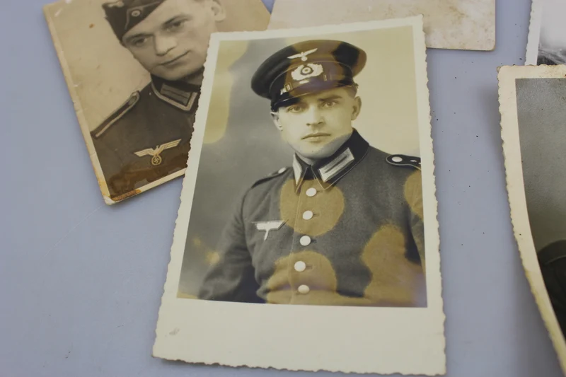 Nr. 5 Studiofoto von Heer-Soldaten, nicht in gutem Zustand.