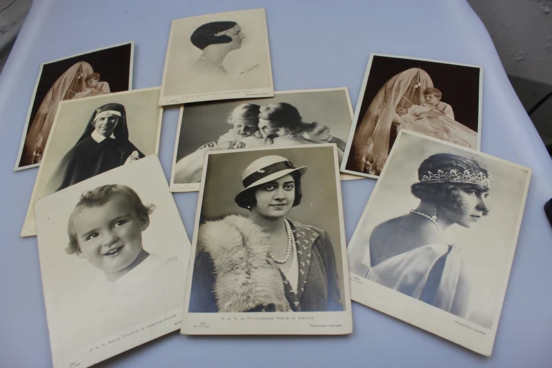 Nr. 8 Postkarten, die die Frauen des Hauses Savoyen darstellen