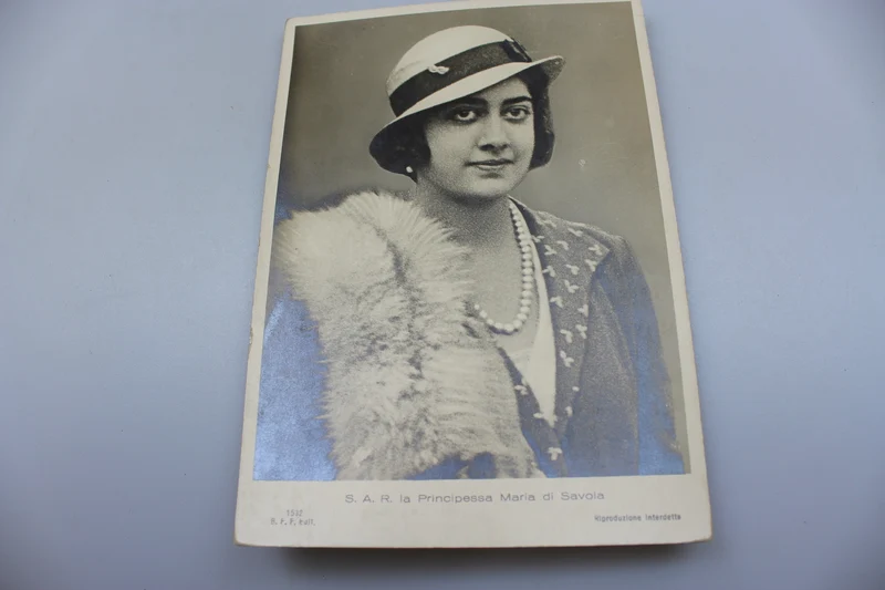 Nr. 8 Postkarten, die die Frauen des Hauses Savoyen darstellen