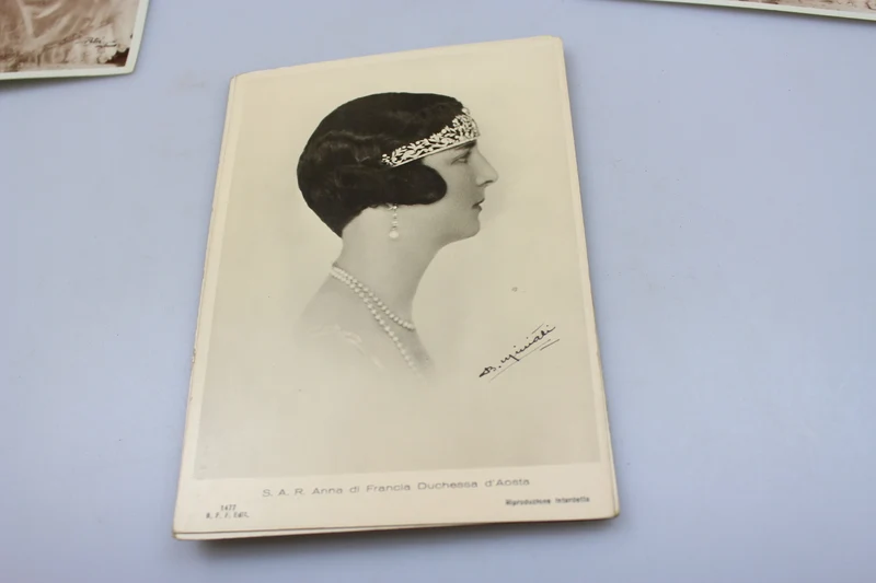 Nr. 8 Postkarten, die die Frauen des Hauses Savoyen darstellen