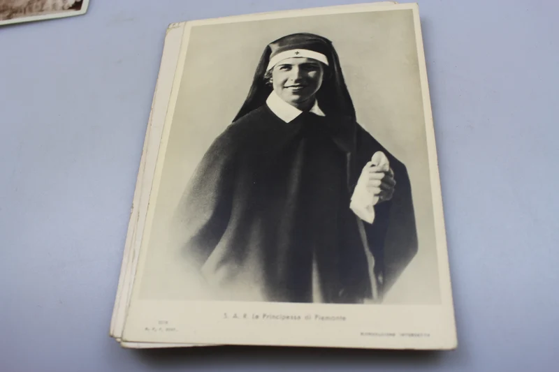 Nr. 8 Postkarten, die die Frauen des Hauses Savoyen darstellen