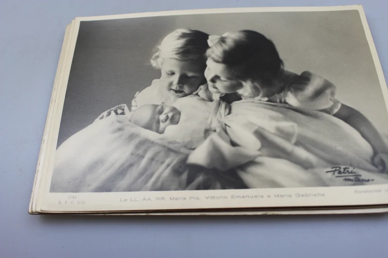 Nr. 8 Postkarten, die die Frauen des Hauses Savoyen darstellen