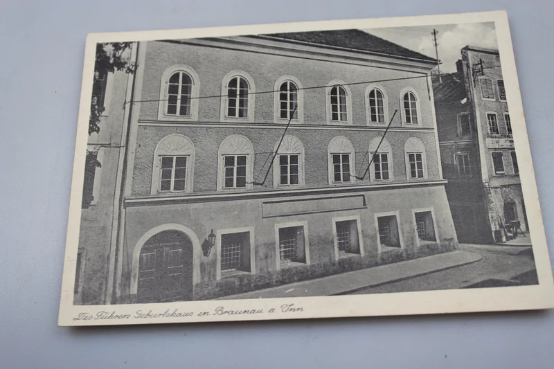Postkarte mit dem Geburtsort von Adolf Hitler