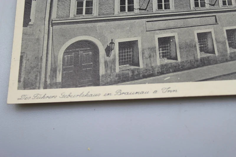 Postkarte mit dem Geburtsort von Adolf Hitler