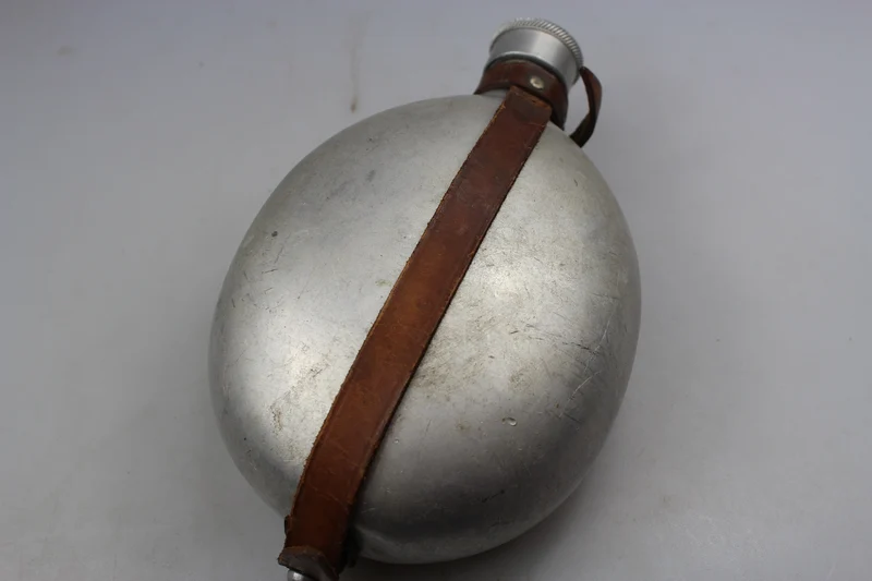 Wasserflasche aus Aluminium aus dem 2. Weltkrieg