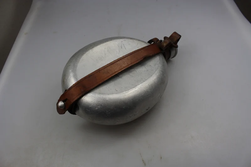 Wasserflasche aus Aluminium aus dem 2. Weltkrieg