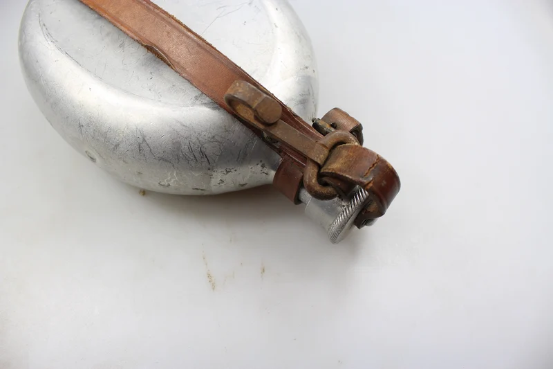 Wasserflasche aus Aluminium aus dem 2. Weltkrieg
