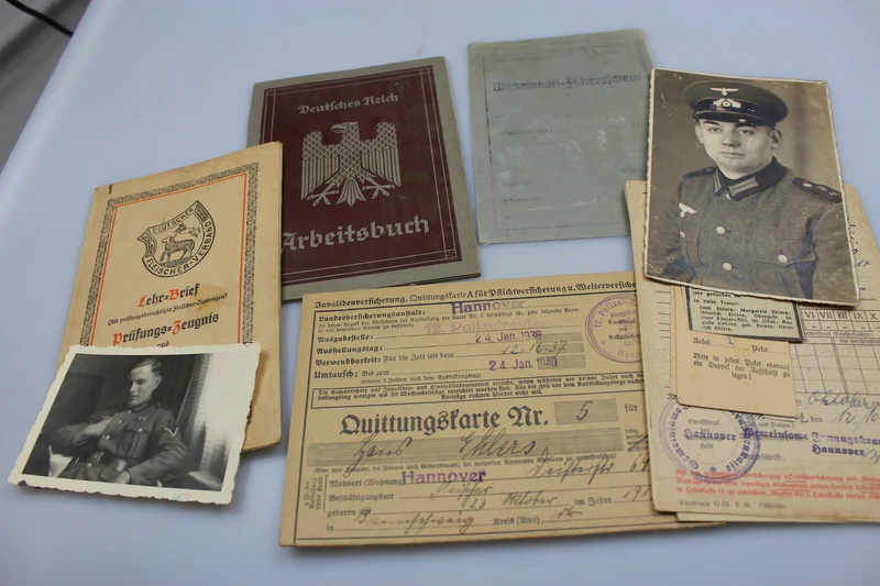Arbeitsbuch, weitere Dokumente und zwei Einzelfotos