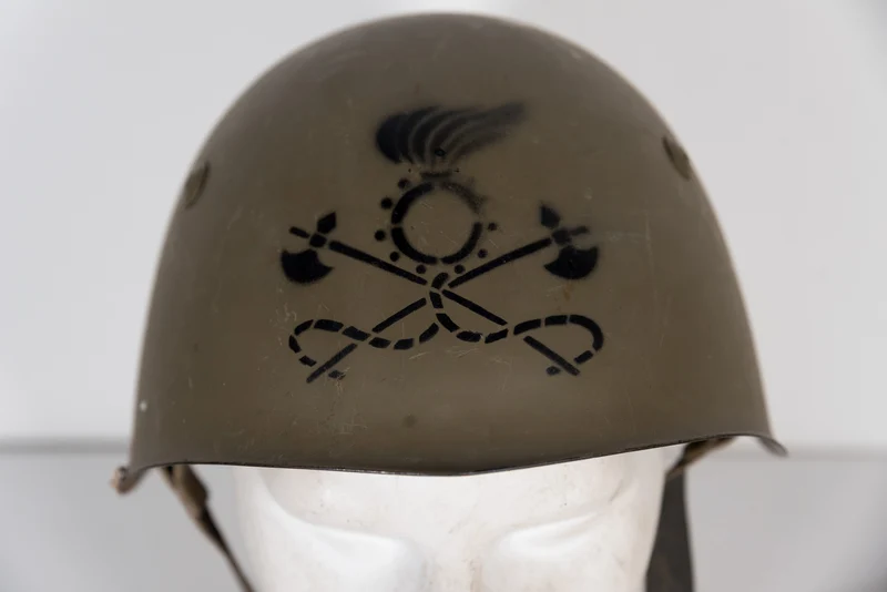 Überholter italienischer "Kriegshelm" M.33 aus den 50er Jahren