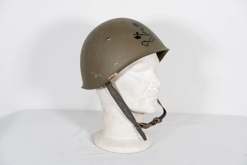 Überholter italienischer "Kriegshelm" M.33 aus den 50er Jahren