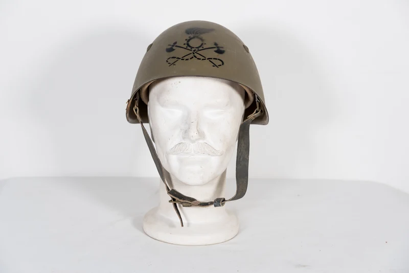 Überholter italienischer "Kriegshelm" M.33 aus den 50er Jahren